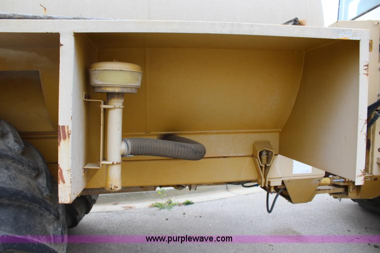 image for item L2427 Ag-Chem AG-Gator 2004 self-propelled applicator