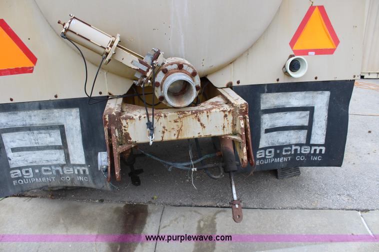 image for item L2427 Ag-Chem AG-Gator 2004 self-propelled applicator