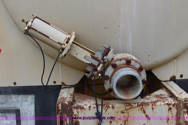 image for item L2427 Ag-Chem AG-Gator 2004 self-propelled applicator