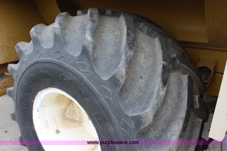 image for item L2427 Ag-Chem AG-Gator 2004 self-propelled applicator