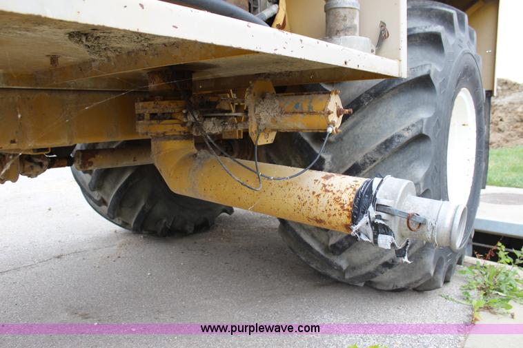 image for item L2427 Ag-Chem AG-Gator 2004 self-propelled applicator