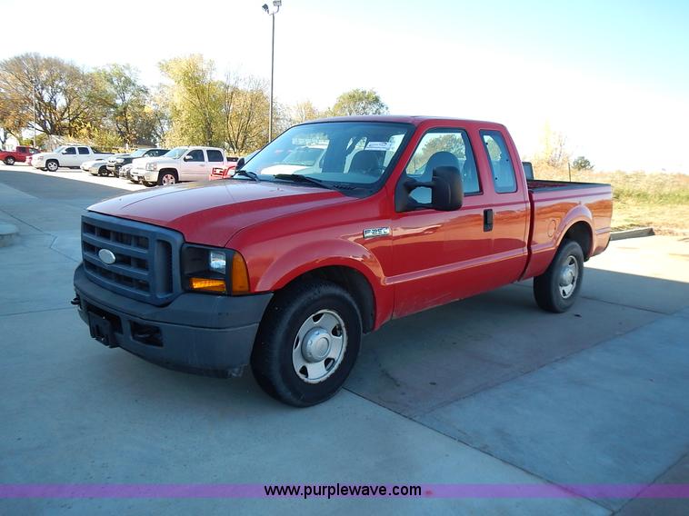 image for item L3510 2006 Ford F250 Super Duty SuperCab pickup truck