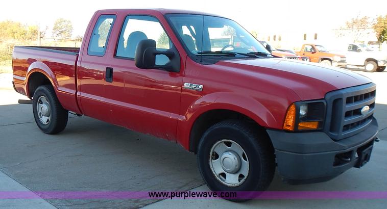 image for item L3510 2006 Ford F250 Super Duty SuperCab pickup truck