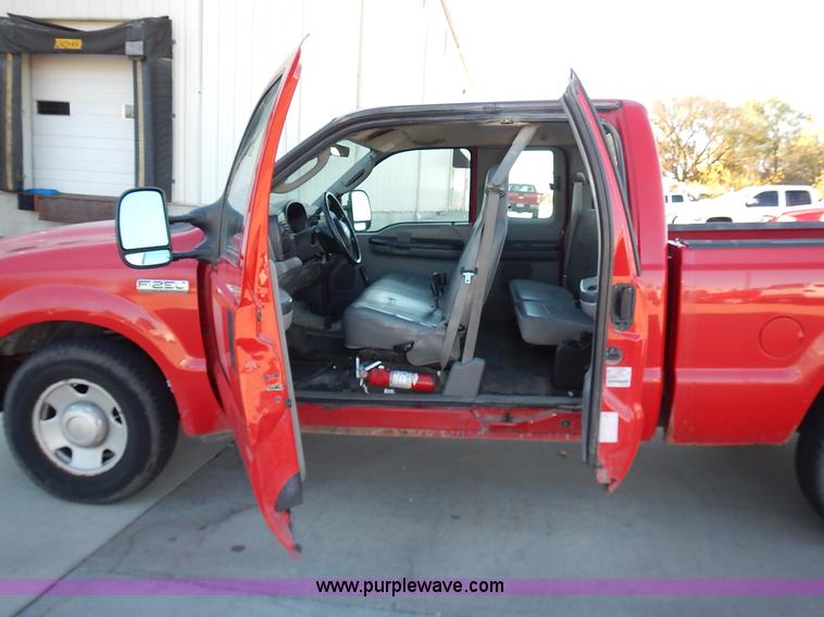 image for item L3510 2006 Ford F250 Super Duty SuperCab pickup truck