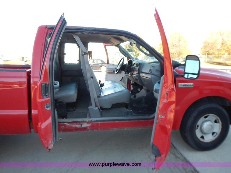 image for item L3510 2006 Ford F250 Super Duty SuperCab pickup truck