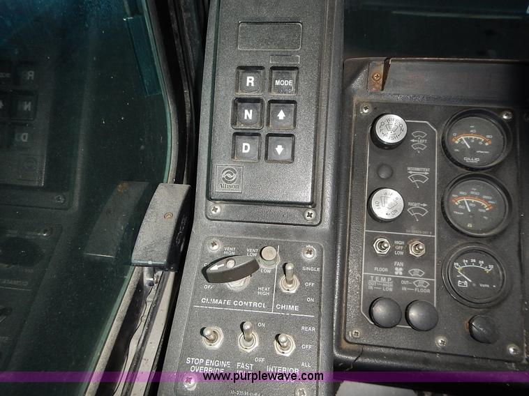 image for item L3512 1996 Gillig Phantom shuttle bus