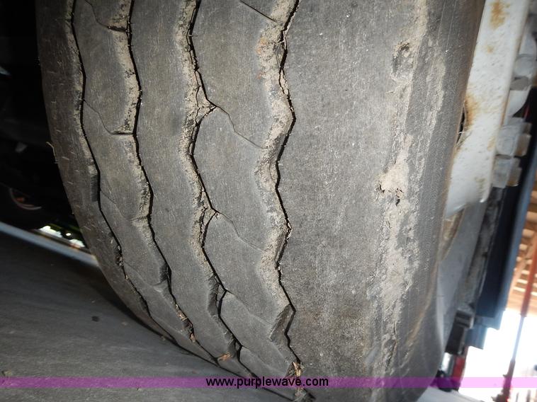 image for item L3512 1996 Gillig Phantom shuttle bus