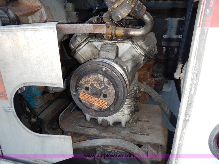 image for item L3512 1996 Gillig Phantom shuttle bus