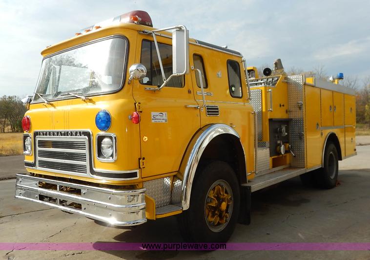 image for item L3528 1979 International Cargo Star 1910 Smeal Pumper fire truck