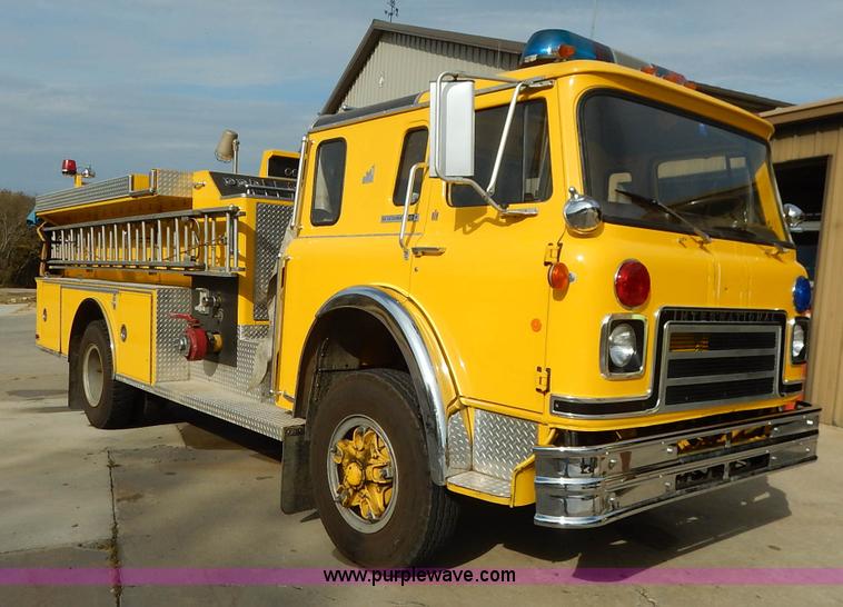 image for item L3528 1979 International Cargo Star 1910 Smeal Pumper fire truck