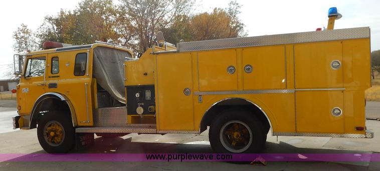 image for item L3528 1979 International Cargo Star 1910 Smeal Pumper fire truck