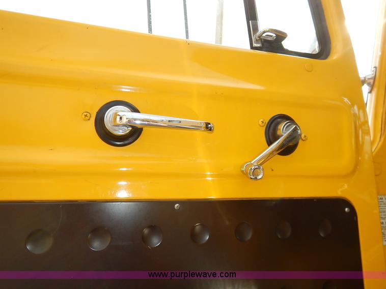 image for item L3528 1979 International Cargo Star 1910 Smeal Pumper fire truck