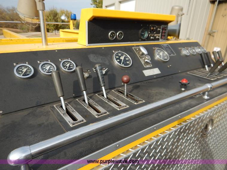 image for item L3528 1979 International Cargo Star 1910 Smeal Pumper fire truck