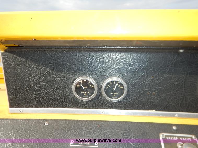 image for item L3528 1979 International Cargo Star 1910 Smeal Pumper fire truck