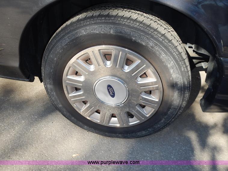 image for item L3542 2005 Ford Crown Victoria Police Interceptor