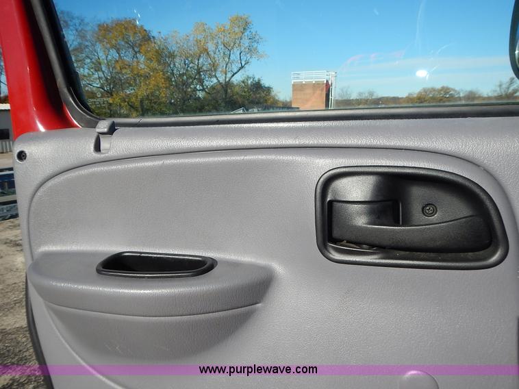 image for item L3554 2000 Dodge Ram Wagon van