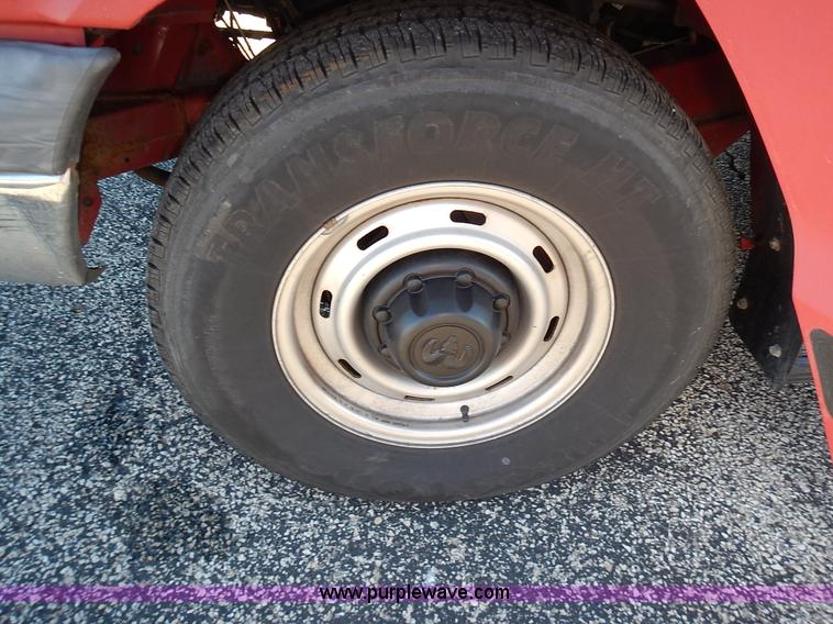 image for item L3554 2000 Dodge Ram Wagon van