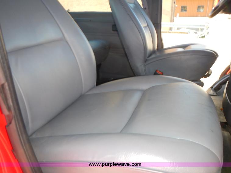 image for item L3554 2000 Dodge Ram Wagon van