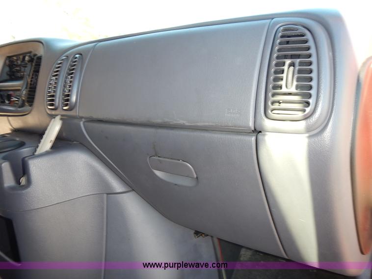 image for item L3554 2000 Dodge Ram Wagon van