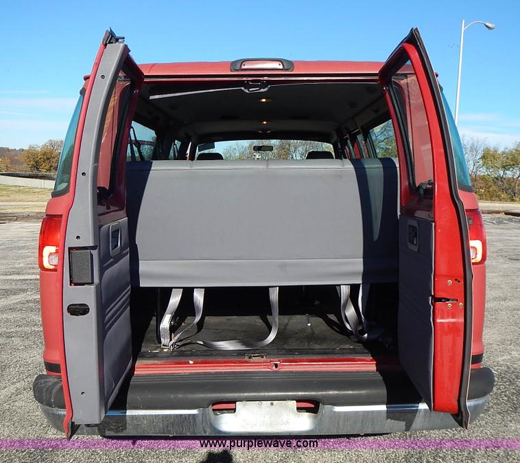 image for item L3554 2000 Dodge Ram Wagon van