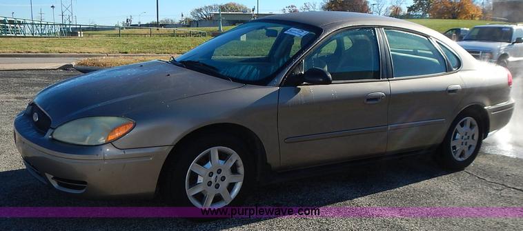 image for item L3555 2004 Ford Taurus SE