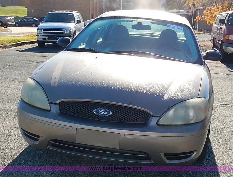 image for item L3555 2004 Ford Taurus SE