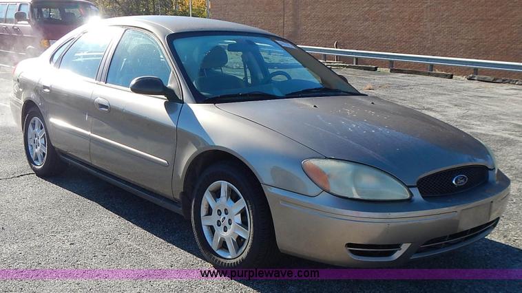 image for item L3555 2004 Ford Taurus SE