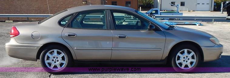 image for item L3555 2004 Ford Taurus SE
