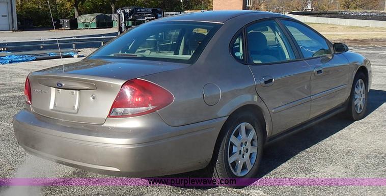 image for item L3555 2004 Ford Taurus SE