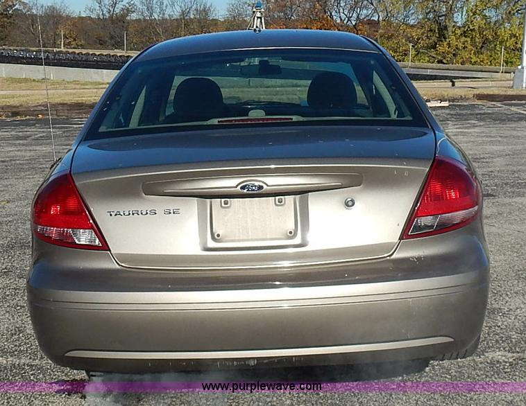 image for item L3555 2004 Ford Taurus SE