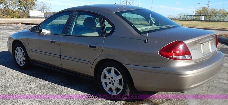 image for item L3555 2004 Ford Taurus SE