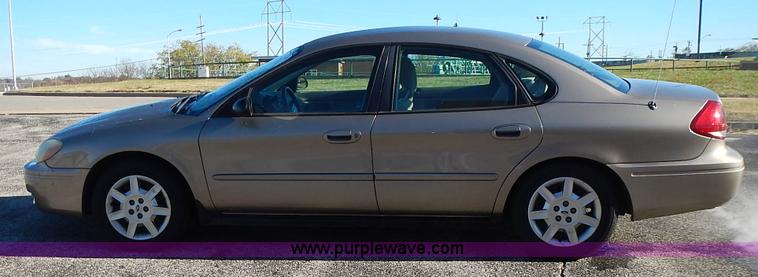 image for item L3555 2004 Ford Taurus SE
