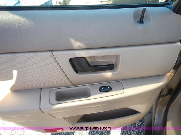 image for item L3555 2004 Ford Taurus SE