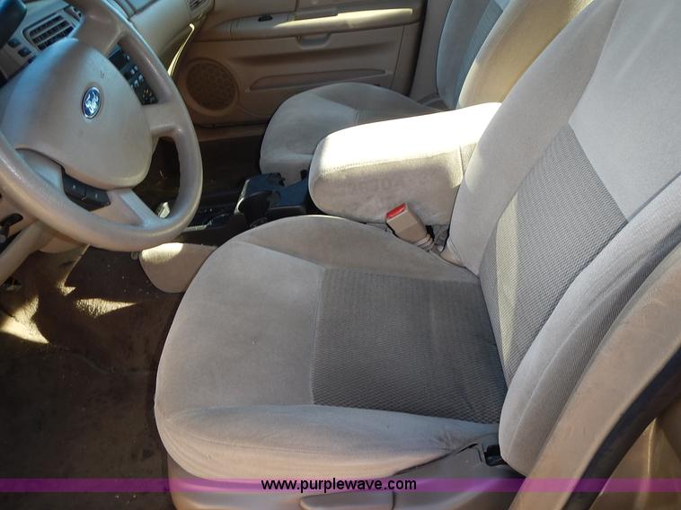 image for item L3555 2004 Ford Taurus SE