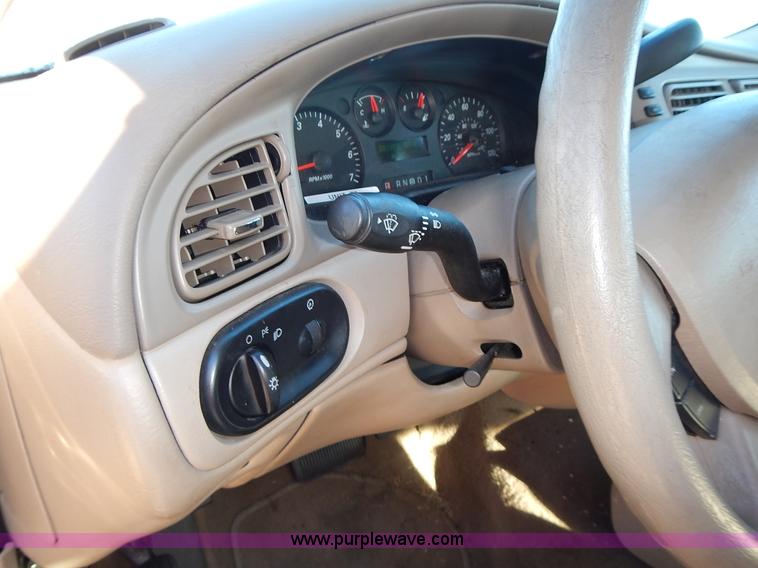 image for item L3555 2004 Ford Taurus SE