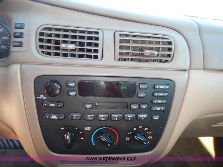 image for item L3555 2004 Ford Taurus SE