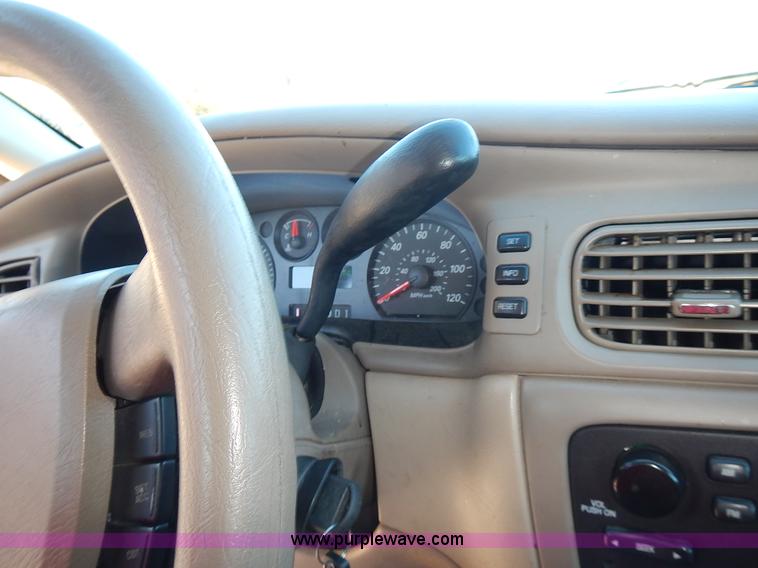 image for item L3555 2004 Ford Taurus SE