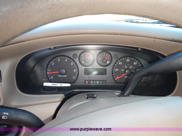 image for item L3555 2004 Ford Taurus SE