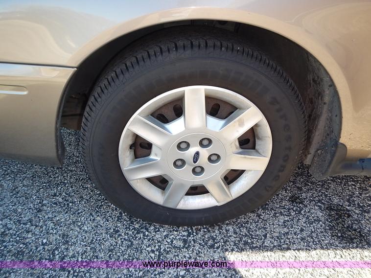image for item L3555 2004 Ford Taurus SE
