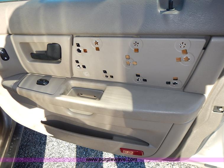 image for item L3555 2004 Ford Taurus SE