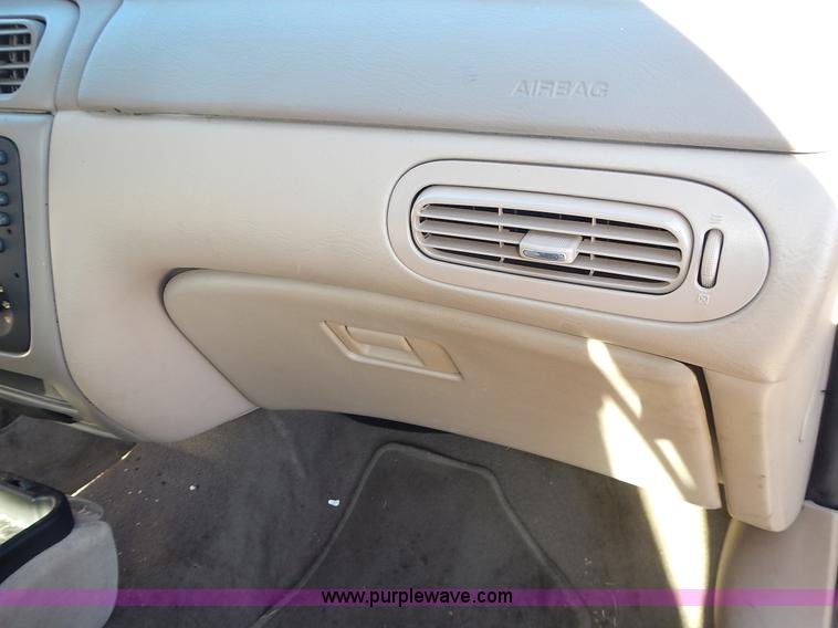 image for item L3555 2004 Ford Taurus SE