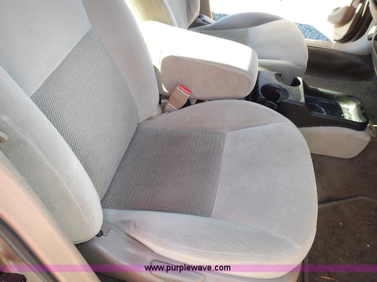 image for item L3555 2004 Ford Taurus SE