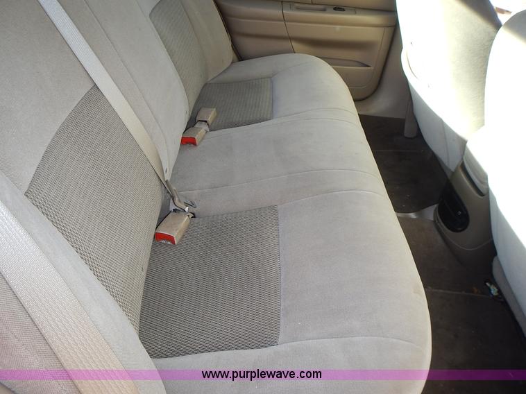 image for item L3555 2004 Ford Taurus SE