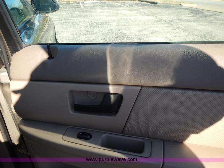 image for item L3555 2004 Ford Taurus SE