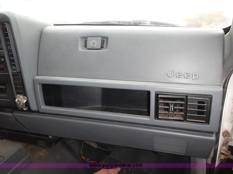 image for item L3568 1996 Jeep Cherokee Sport SUV