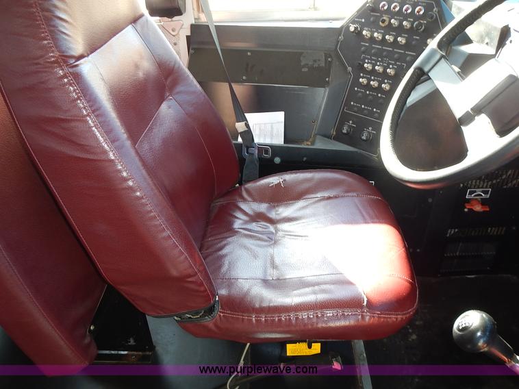 image for item L3570 2000 Chevrolet Bluebird school bus