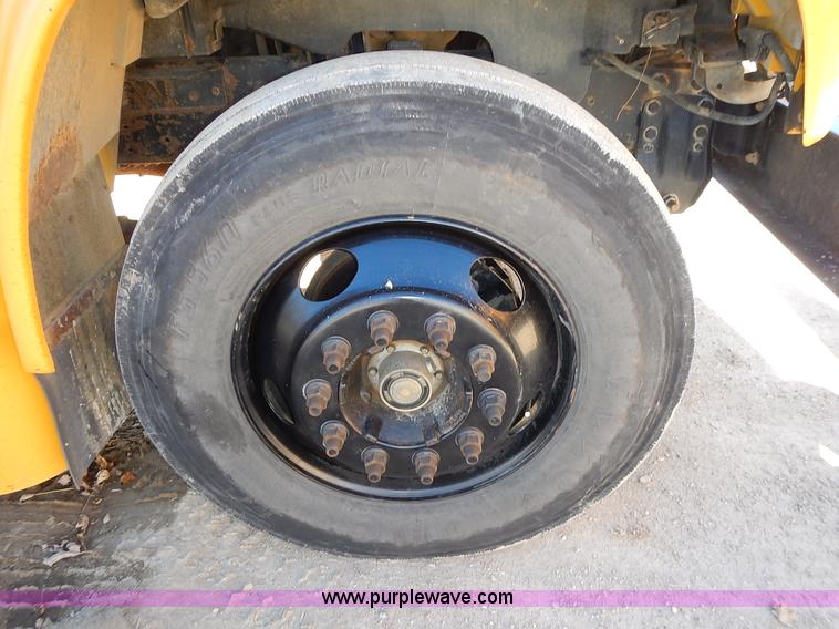 image for item L3570 2000 Chevrolet Bluebird school bus