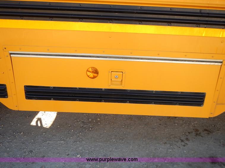 image for item L3570 2000 Chevrolet Bluebird school bus