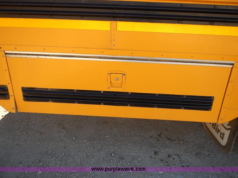 image for item L3570 2000 Chevrolet Bluebird school bus