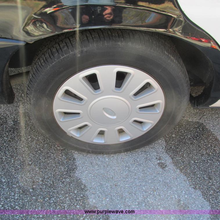 image for item L5320 2007 Ford Crown Victoria Police Interceptor